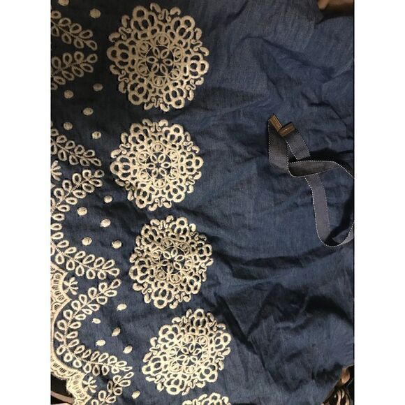 Tommy Hilfiger Chambray Embroidred Scalloped Lace up V- Neck Shirt L - Picture 3 of 4